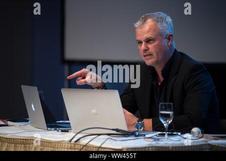 Hannover, Deutschland. 12 Sep, 2019. Ralf Wildvang, IT-Berater, erläutert Sicherheitslücken im Internet während eines Live hacking Betrieb. Die Informationssicherheit Kampagne des Innenministeriums Niedersachsen beginnt unter dem Motto "Hacker kommen! Credit: Sina Schuldt/dpa/Alamy leben Nachrichten Stockfoto