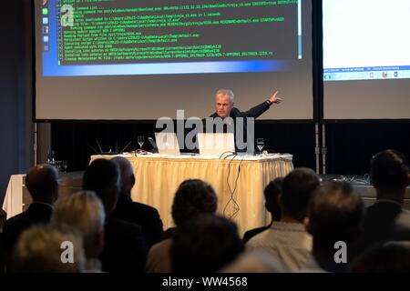 Hannover, Deutschland. 12 Sep, 2019. Ralf Wildvang, IT-Berater, erläutert Sicherheitslücken im Internet während eines Live hacking Betrieb. Die Informationssicherheit Kampagne des Innenministeriums Niedersachsen beginnt unter dem Motto "Hacker kommen! Credit: Sina Schuldt/dpa/Alamy leben Nachrichten Stockfoto