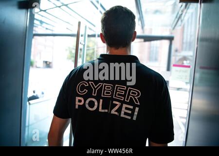 Hannover, Deutschland. 12 Sep, 2019. Ein Polizist trägt ein T-Shirt mit der Aufschrift "Cyber Polizei". Die Informationssicherheit Kampagne des Innenministeriums Niedersachsen beginnt unter dem Motto "Hacker kommen! Credit: Sina Schuldt/dpa/Alamy leben Nachrichten Stockfoto