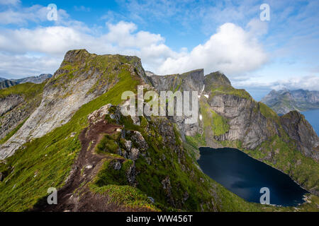 Reine vom Reinebringen, Blick auf die atemberaubenden Berge der Lofoten Inseln, Norwegen Stockfoto