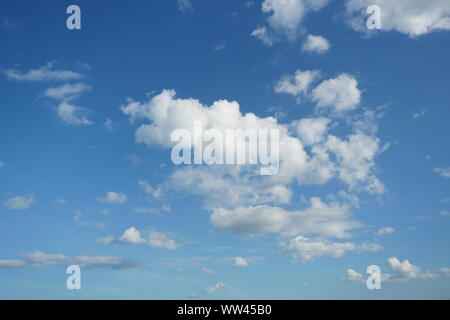 Cumulus Cloud auf der schönen blauen Himmel, flauschige Wolken Formationen an der tropischen Zone, Thailand Stockfoto