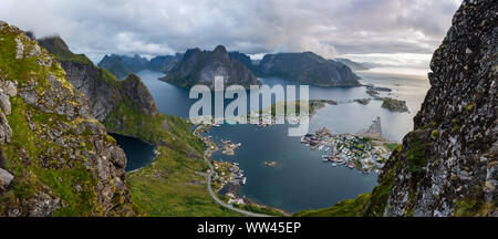 Panoramablick auf Reine, Blick vom Reinebringen in der Lofoten, Norwegen Stockfoto