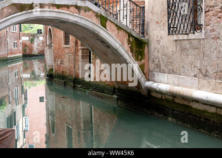 Es gibt viele schöne kleine Kanäle vom touristischen Gegenden von Venedig, Italien, wo die Einheimischen leben Stockfoto