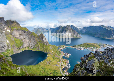 Reine vom Reinebringen, Blick auf die atemberaubenden Berge der Lofoten Inseln, Norwegen Stockfoto