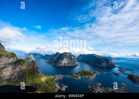 Reine vom Reinebringen, Blick auf die atemberaubenden Berge der Lofoten Inseln, Norwegen Stockfoto