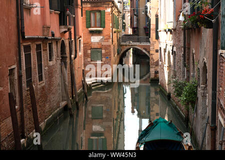 Es gibt viele schöne kleine Kanäle vom touristischen Gegenden von Venedig, Italien, wo die Einheimischen leben Stockfoto