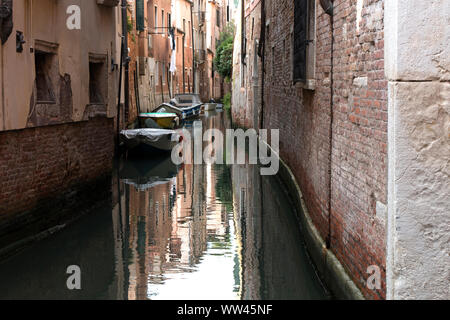 Es gibt viele schöne kleine Kanäle vom touristischen Gegenden von Venedig, Italien, wo die Einheimischen leben Stockfoto