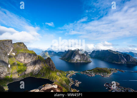 Reine vom Reinebringen, Blick auf die atemberaubenden Berge der Lofoten Inseln, Norwegen Stockfoto