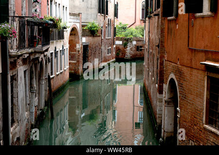 Es gibt viele schöne kleine Kanäle vom touristischen Gegenden von Venedig, Italien, wo die Einheimischen leben Stockfoto