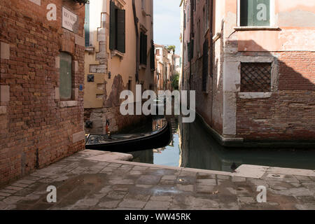 Es gibt viele schöne kleine Kanäle vom touristischen Gegenden von Venedig, Italien, wo die Einheimischen leben Stockfoto