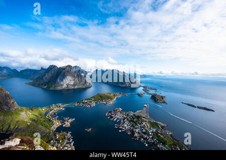 Reine vom Reinebringen, Blick auf die atemberaubenden Berge der Lofoten Inseln, Norwegen Stockfoto