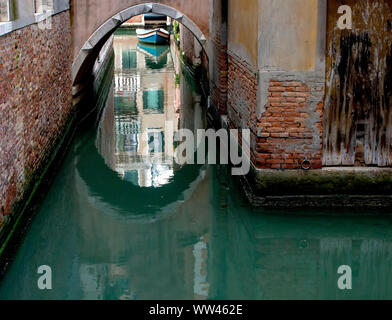 Es gibt viele schöne kleine Kanäle vom touristischen Gegenden von Venedig, Italien, wo die Einheimischen leben Stockfoto