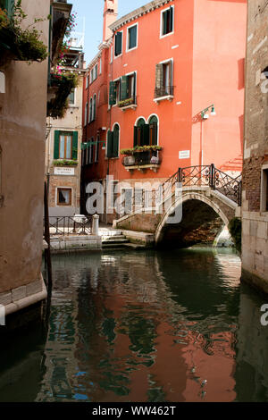 Es gibt viele schöne kleine Kanäle vom touristischen Gegenden von Venedig, Italien, wo die Einheimischen leben Stockfoto