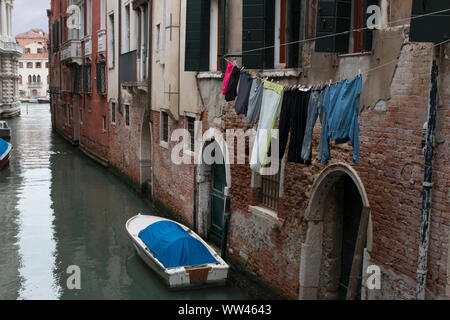 Es gibt viele schöne kleine Kanäle vom touristischen Gegenden von Venedig, Italien, wo die Einheimischen leben Stockfoto