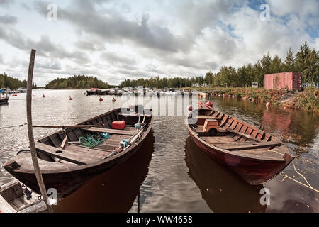 Zwei alte hölzerne Fischerboote warten für die Fischer im Hafen von Kalajoki, Finnland. Diese traditionellen Fischerboote sind tatsächlich auf See eingesetzt. Stockfoto