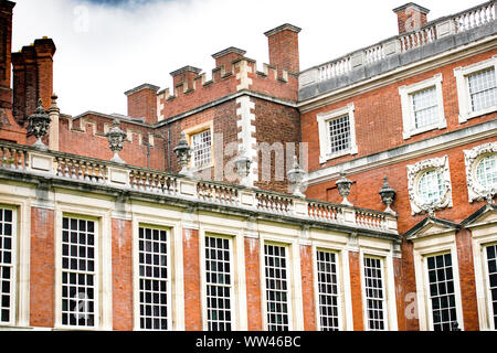 Hampton Court Palace, Richmond Borough, England. Inneren Hof Gebäude Blick auf große Fenster und Mauerwerk. Stockfoto