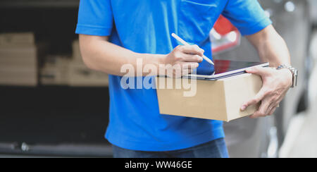 Professionelle delivery man Vorbereitung der Produkte an den Kunden, Bestellungen auf Tablet Stockfoto