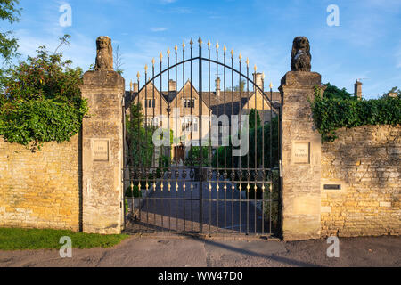 Sunrise Licht auf den Landsitz, Bourton auf dem Wasser, Cotswolds, Gloucestershire, England Stockfoto