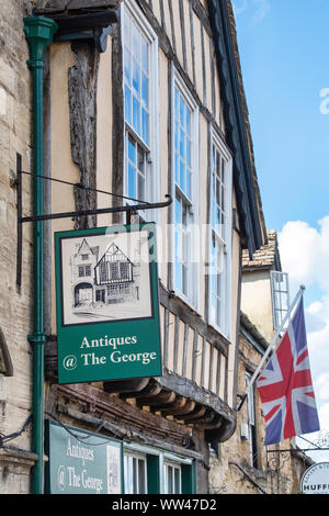 George Antiquitäten Center Gebäude Außen- und Zeichen in Burford, Cotswolds, Oxfordshire, England eingerahmt Stockfoto