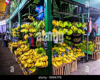 Obst Verkäufer am Pervvian Caquta Markt in der Hauptstadt Lima Peru Stockfoto