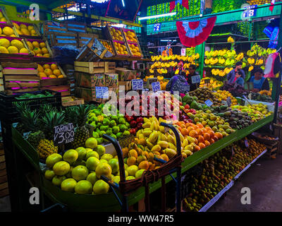 Obst Verkäufer am Pervvian Caquta Markt in der Hauptstadt Lima Peru Stockfoto