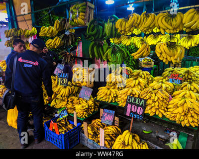 Obst Verkäufer am Pervvian Caquta Markt in der Hauptstadt Lima Peru Stockfoto