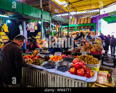 Obst Verkäufer am Pervvian Caquta Markt in der Hauptstadt Lima Peru Stockfoto