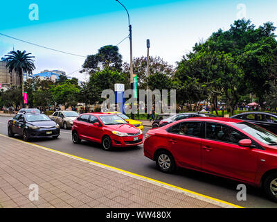 Miraflores mit seinem Parque Kennedy in Lima, Peru, den Besuch von Touristen Stockfoto