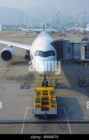 HONG KONG-18 Jul 2019 - Ansicht eines Airbus A350 Flugzeug von Cathay Pacific (CX) an der belebten Hong Kong International Airport (HKG), in Chek La entfernt Stockfoto