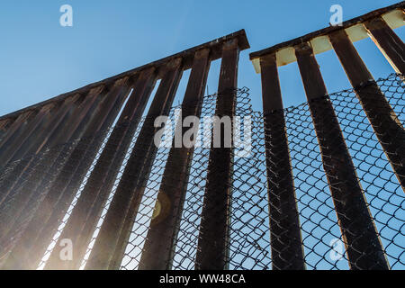 Ein Abschnitt der Grenze Zaun, San Diego, Kalifornien und Tijuana, Mexiko. Stockfoto