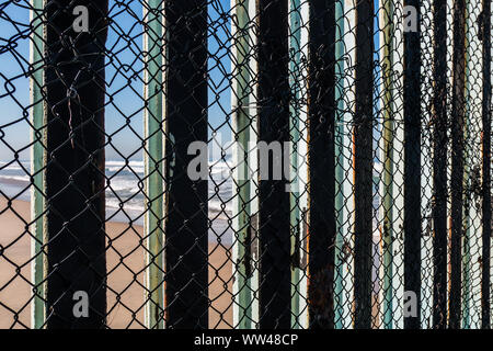 Nahaufnahme der Grenze Zaun, San Diego, Kalifornien und Tijuana, Mexiko, mit Blick auf den Strand auf die Mexiko Seite im Hintergrund. Stockfoto