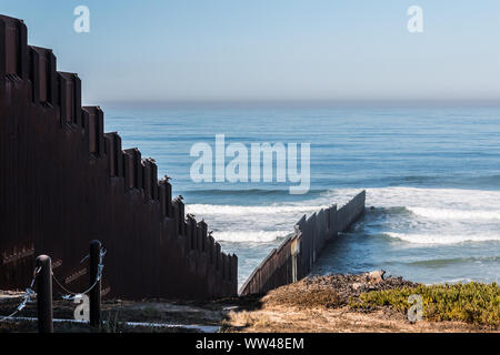 Internationale Grenze Mauer bis in den Pazifischen Ozean und die Trennung in San Diego, Kalifornien von Tijuana, Mexiko. Stockfoto