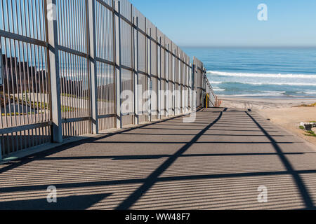 Innere Zaun der internationalen Grenze Mauer, die sich in den Pazifischen Ozean erstreckt und die Trennung in San Diego, Kalifornien von Tijuana, Mexiko. Stockfoto