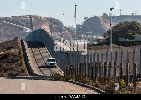 Border Patrol Fahrzeug patrouillieren am Zaun entlang der internationalen Grenze zwischen San Diego und Tijuana, Mexiko Stockfoto