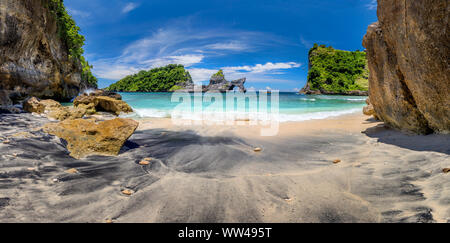 Panoramablick auf den idyllischen tropischen Strand mit kleinen Insel und perfekte Azure sauberes Wasser - niemand/Indonesien, Bali, Nusa Penida Stockfoto