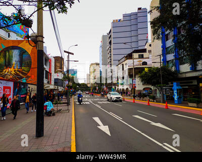 Miraflores mit seinem Parque Kennedy in Lima, Peru, den Besuch von Touristen Stockfoto