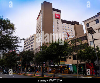 Miraflores mit seinem Parque Kennedy in Lima, Peru, den Besuch von Touristen Stockfoto