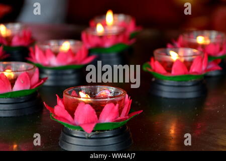 Brennende Kerzen an taoistischen Tempel in Melaka, Malaysia Stockfoto