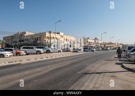 Maskat, Sultanat von Oman - 12. November 2017: Street View von Salalah Stadt bei Tag mit parkenden Autos in der Nähe von Geschäfte in Salalah, Oman. Stockfoto