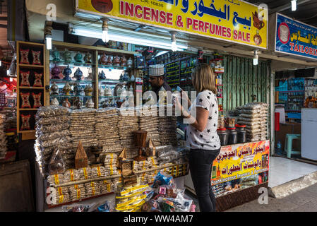 Maskat, Sultanat von Oman - 12. November 2017: Frau Tourist kauft Souvenirs im Al Husn oder Haffa Souk in Salalah, Oman, Indischen Ozean. Stockfoto