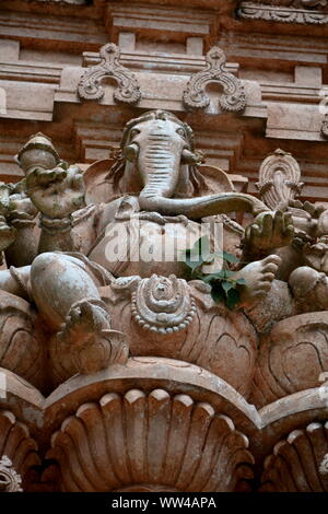 Vögel nisten in Sri Shakti Tempel, einer der wichtigsten touristischen Destinationen in der Grafschaft von Selangor gerade in der Nähe von Kuala Lumpur, Malaysia. Stockfoto