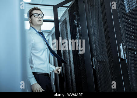 Junge Erwachsene in Brillen im Flur stehend Stockfoto