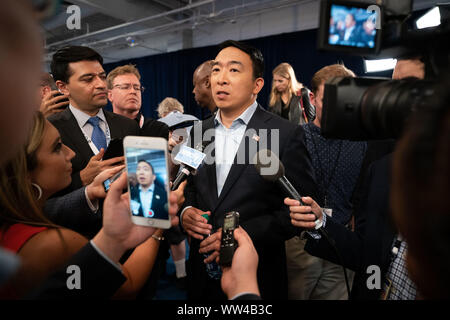 Houston, Texas, USA. 13 Sep, 2019. Demokratische Präsidentschaftskandidat Andrew Yang spricht die Medien nach der ABC News demokratische Debatte auf dem Campus der Texas Southern University in Houston am Donnerstag, 12. September 2019. Dies war der dritte demokratische Debatte der gesamten Wahl 2020 und der ersten, wo alle drei vorderen - Läufer teilen sich die Bühne. Quelle: UPI/Alamy leben Nachrichten Stockfoto