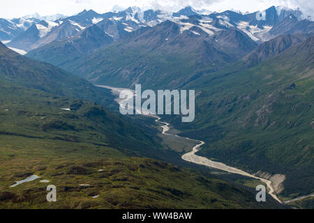 Fluß unter Felsite Höhepunkt im Kluane National Park, Yukon, Kanada fließende Stockfoto