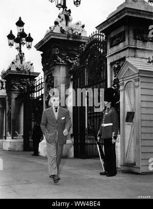 CLARK GABLE vorbei Tore der Buckingham Palace in London England Sommer 1952 während der Dreharbeiten NEVER LET ME GO veröffentlicht 1953 Metro Goldwyn Mayer Stockfoto