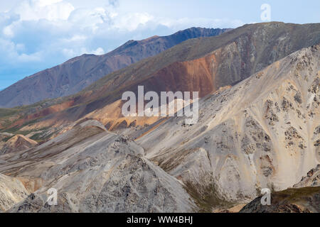 Berge und Felsen über dem Fluss Kaskawulsh im Kluane National Park, Yukon, Kanada Stockfoto