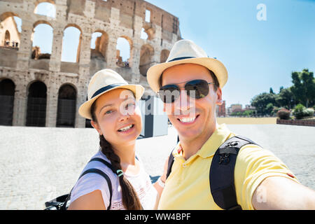 Paar unter Selfie Vor dem Kolosseum, Rom, Italien Stockfoto