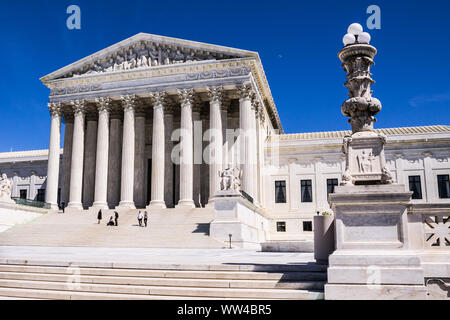 WASHINGTON, D.C. - April 6, 2014: Touristen auf die Schritte der Haupteingang des Obersten Gerichtshofes, der im Jahr 1935 abgeschlossen. Stockfoto