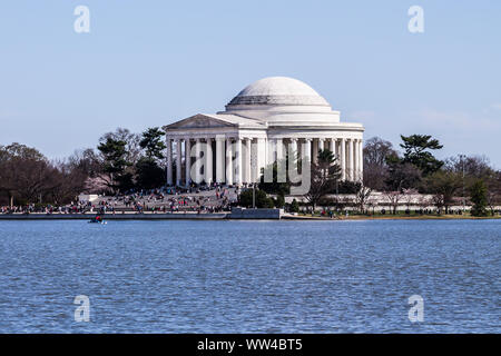 Touristen, die in Das Jefferson Memorial in Washington, DC. Stockfoto