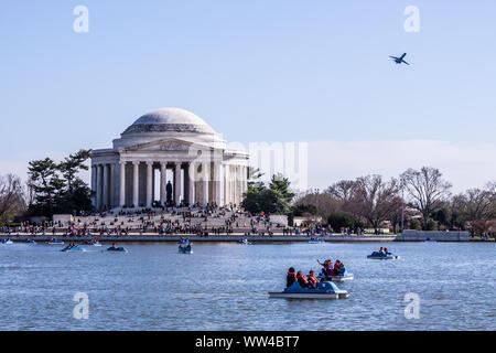 WASHINGTON, D.C. - April 6, 2014: Leute, die Spaß am Paddel Boote in der Tidal Basin, das Jefferson Memorial und ein Flugzeug. Stockfoto